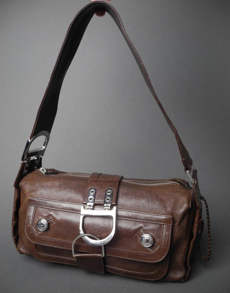 Christian DIOR

Sac en cuir marron Rabat se terminant par un fermoir mousqueton formant le sigle D en métal argenté Une poche plaquée sur le devant Fermeture zippée Anse porté épaule Intérieur en tissu monogrammé L: 30 cm Etat d’usage (usures aux coins)