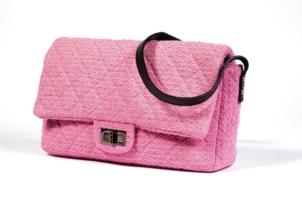 CHANEL

COLLECTION "CROISIÈRE" Sac 31 cm en tweed bouclette matelassé rose, fermoir signé en acier vieilli sur rabat, anse bandoulières réglables en cuir noir, poche extérieure. Bon état