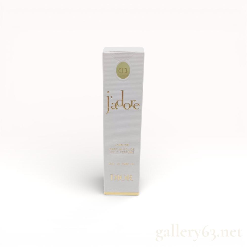 Description
Christian Dior J’adore J’adior Parfum Solide, a modern solid perfume stick in original retail packaging. The creamy, pearlescent formula is infused with jasmine wax and presented in a textured white paperboard box with gold-tone embossed text. The packaging includes multi-language instructions, a Japanese product label, and the Christian Dior Paris manufacturer marks.