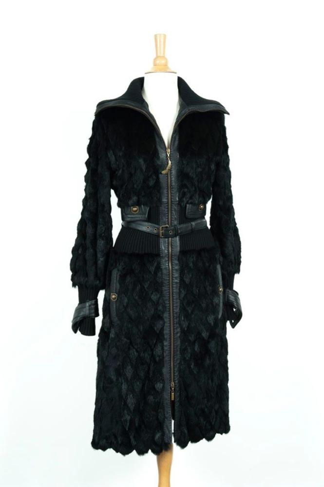 Just CAVALLI

Manteau zippé en patchwork de Castorette noir, col, taille et bas des manches en bord côte ton sur ton, effet de poches à rabats en cuir, poches verticales, pattes de manches et ceinture en cuir