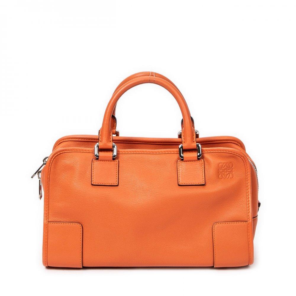 Description

LOEWE.
Amazona 28 bag.
Made in orange calfskin with smooth finish. Signature logo on the upper right corner. Top zipper closure. Double short top handle. Reinforced corners. Brown leather lining. Protective rivets at base. Silver metal hardware.
Includes shoulder or crossbody strap, dust cover and luggage tag.
With interior numbering.
In excellent condition, light signs of use.
Slight marks on the inside.
Measurements: 29 x 16 x 13 cm.

Icon among icons, the Amazona bag was born 40 years ago and continues to impose itself to the fashions. Reinterpreted over the years, its unmistakable shape is made by expert hands.