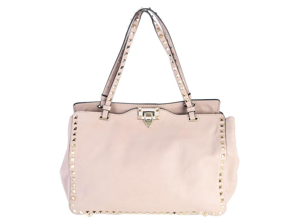 Accessories

Handbags

BAG, VALENTINO, Rockstud Tote Bag, beige leather, gold-tone hardware, studs, 30x25x13 cm, very stains on fodem signs of wear.