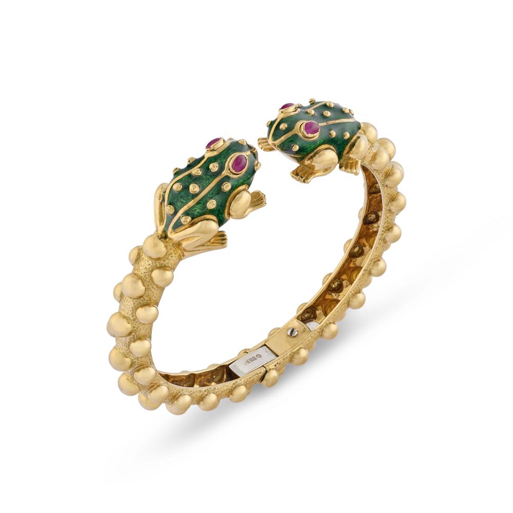 DAVID WEBB RUBY AND ENAMEL FROG BANGLE

Oval-shaped ruby cabochons, green enamel, 18k yellow gold, signed Webb 
Size/Dimensions: inner circumference of 16.0 cm  
Gross weight: 65.4 grams