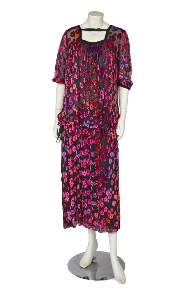 An André Courrèges devoré velvet evening dress, 1980s

An André Courrèges devoré velvet evening dress, 1980s

labelled, size O, the black chiffon ground woven with flowerheads in shades of mauve/purple, the loose blouson-style bodice with attached black ribbon tie belt, bust approx 107cm 42in

Share this lot: