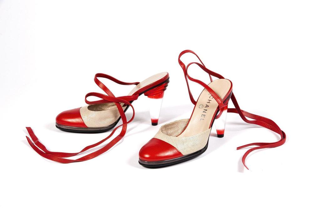 CHANEL

Paire d’escarpins ouverts, bouts en cuir perforé beige, bouts rouge, lanières à l’identique, talons en plexiglas rouges, transparents, fond du talon à escalier. T.37 1/2
