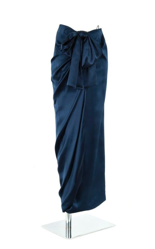 Anonyme

Lot composé d’un jupe longue portefeuille en satin bleu marine, ornée d’un noeud, nous y joignons une autre jupe d’inspiration portefeuille en satin noir. T.36. (fils tirés, déchirure)