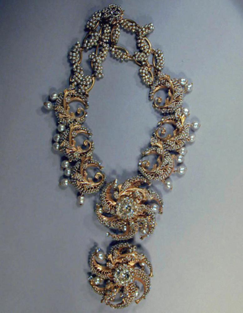 Miriam Haskell Necklace

Lot 219
Miriam Haskell Necklace
 Swirling flowers and leaves decorated with small pearls, two large rhinestones in the center of each flower.