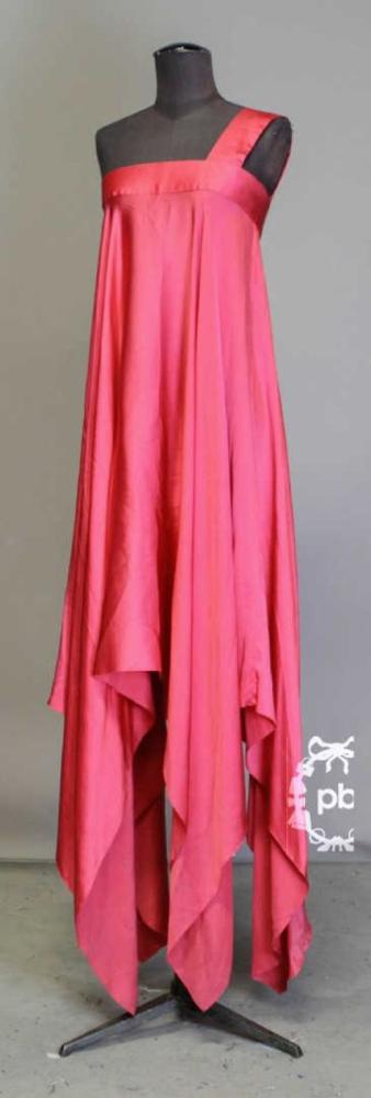 Pierre CARDIN Boutique, circa 1975 ROBE-BUSTIER...

Pierre CARDIN Boutique, circa 1975
 ROBE-BUSTIER ’foulard’ en satin de soie framboise retenue par une large bretelle, fermeture par trois agrafes sur échancrure au dos (env TS) (petites salissures et mini usure sur tissu)