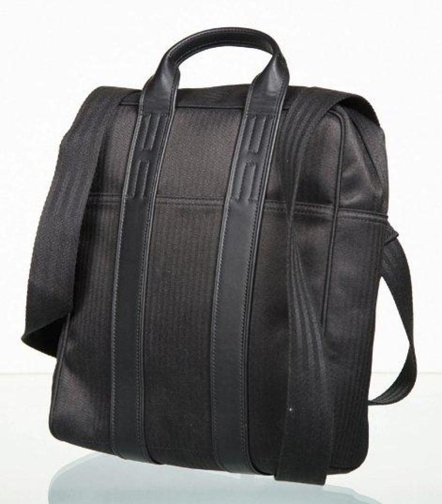 HERMES PARIS MADE IN FRANCE

Sac à dos 27 cm en toile noire à chevrons, fermeture éclair, poignée en cuir noir soulignée de "H" surpiqués, poches extérieures, bretelles sangle réglable. Très bon état