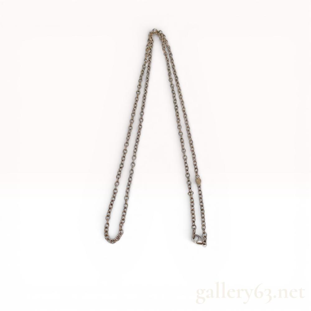 Description
Georg Jensen sterling silver necklace chain featuring a cable style with oval links and a lobster claw clasp. The piece includes an integrated oval plaque hallmarked with GEORG JENSEN within a dotted oval and 925S on the reverse. This jewelry item is accompanied by a red Georg Jensen presentation box.
Length: Approximately 36 inches.