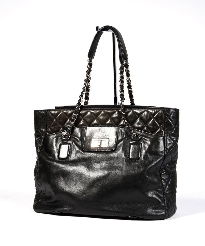 CHANEL

Sac cabas 43cm en cuir agneau et cuir agneau matelassé noir, fermeture pression aimantée, double demi-anses chaînes en acier chromé entrelacée de cuir en coordonné, pattes d’épaule, poche extérieure, fermoir signé en acier chromé. Bon état. (égrenures, légère décoloration)