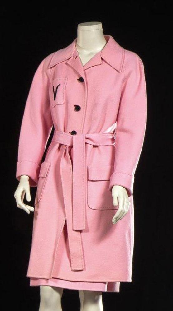 VALENTINO couture, circa 1970

Manteau en cachemire rose à effet de surpiqûres, col en pointe, poche poitrine plaquée siglée et deux poches plaquées à revers, simple boutonnage, manches longues, ceinture, fente dos; se porte avec une jupe droite dans le même tissu. Griffes blanches, graphisme noir