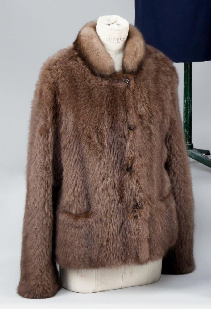 FISCHELIS

Veste en Zibeline brune de Russie tricotée, petit col, simple boutonnage à quatre boutons, deux poches à l’horizontal