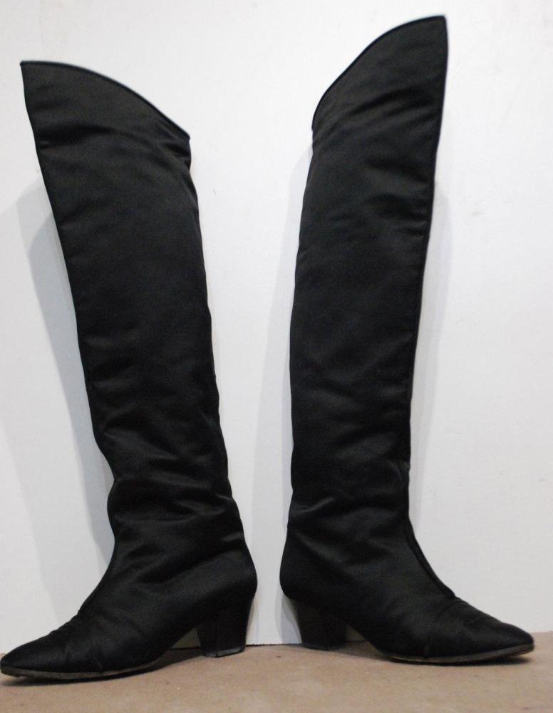 Yves SAINT LAURENT

Paire de bottes en satin noir doublée de cuir or, devant agrémenté d’un boudin à la couleur (usures, réparations, griffures)