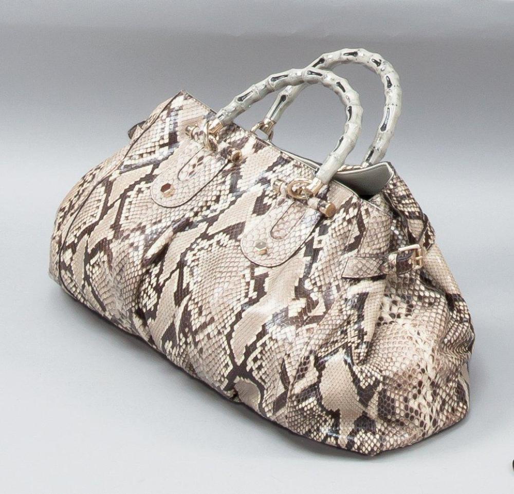 GUCCI

Sac cabas en python beige et marron, fermoir aimanté, double poignée en bambou laqué aux couleurs du sac. Très bon état