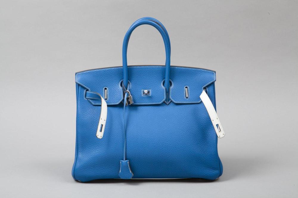 HERMES Paris made in FRANCE

Sac «Birkin» 35 cm en cuir grené bleu surpiqûre blanche,base, intérieur du sac et des pattes en cuir grené blanc, attaches et fermoir palladium, double poignée, clefs cadenas. Année 2011 Très bon état