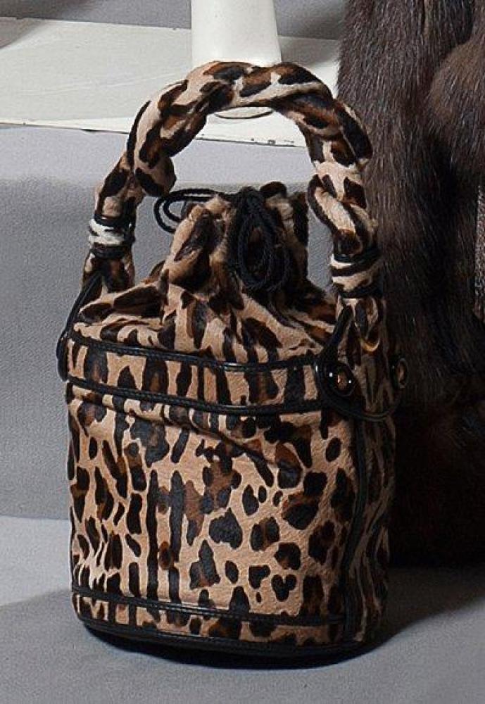 FENDI

Sac bourse en vachette imprimée façon panthère, fermeture lien, poignée tréssée. Très bon état.