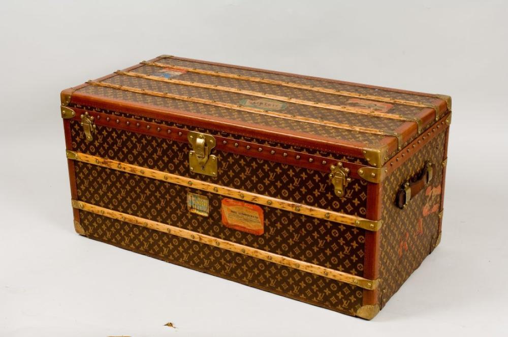 Louis VUITTON

Champs-Elysées n°843180 Malle courrier en toile monogram au pochoir chiffrée R.A, renforts hêtre, bordures lozinées, coins, fermetures en laiton doré, poignées cuir, intérieur à 2 châssis en vuittonite abricot.  Dimensions : 110 x 55 x 51 cm