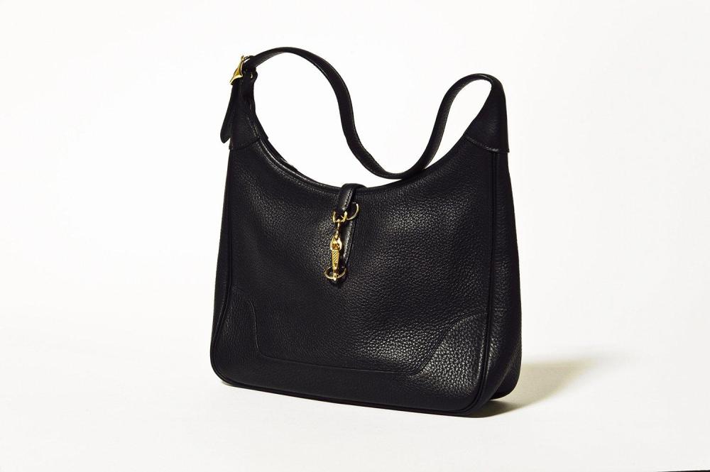 HERMES Paris made in France

Sac "Trim" 30cm en cuir grené noir, fermeture éclair, fermoir mousqueton en métal doré, demi anse bandoulière réglable. Bon état