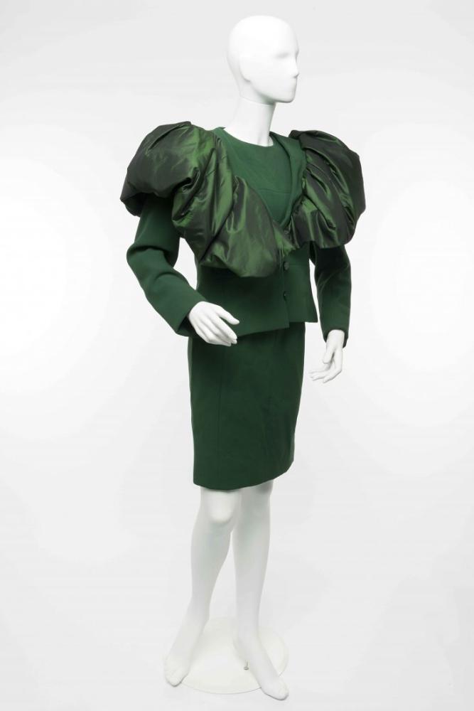 Roberto Capucci: sleveless green satin dress with back

Roberto Capucci: sleveless green satin dress with back