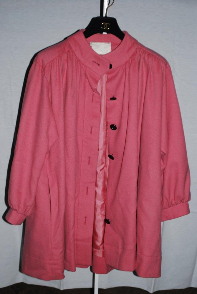 SAINT LAURENT rive gauche

Ample 3/4 en lainage rose, encolure ronde sur épaule froncé, simple boutonnage, manches longues à poignets resserrés. (manque un bouton)