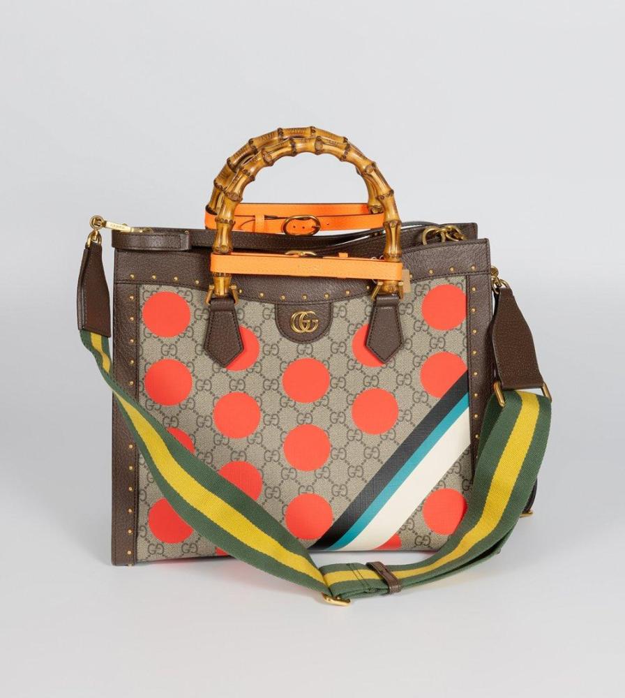Description

GUCCI
Diana NM Bamboo Bag Model Nymphaea. Special Edition.
In beige GG Supreme coated canvas, brown textured leather and multicolor polka dot print. Two natural bamboo top handles. Magnetic top closure. Gold-tone hardware and micro studs at edges. Five protective feet. Removable and adjustable fabric handle and brown textured leather strap.
Measurements: 20 x 29 x 14 cm.

This model revisits the famous bamboo handle, introduced by Gucci in the 1940s as an innovative solution to the shortage of materials after World War II, and has since become an emblem of the house. Gucci’s Diana NM Bamboo bag (model Nymphaea) takes its name as a tribute to Princess Diana of Wales, one of the most iconic figures of 20th century fashion, closely associated with the use of the brand’s bags during the 1990s. In particular, Diana was photographed on numerous occasions with bamboo-handled models, which consolidated this element as an iconic symbol of the firm.