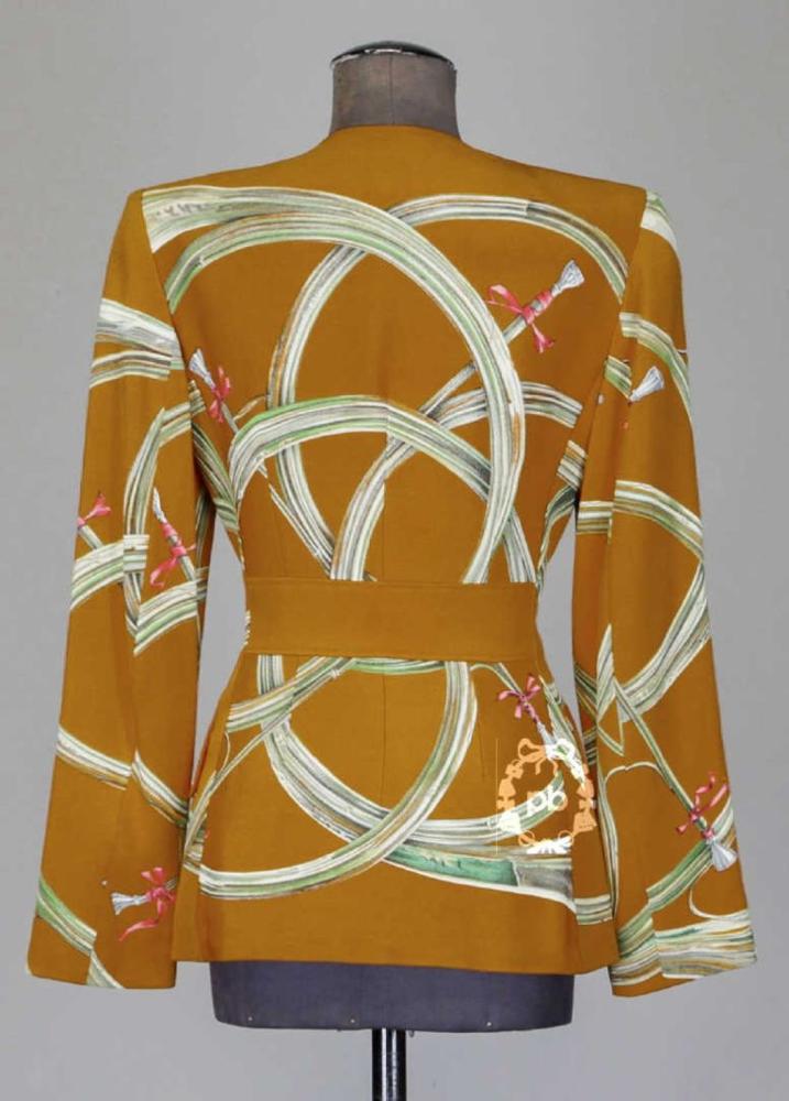 HERMES Paris VESTE cintrée en crêpe de soie...

HERMES Paris
 VESTE cintrée en crêpe de soie imprimé d’après le carré titré " Bambou ", encolure ronde sur simple boutonnage canon de fusil, deux poches à rabat, effet de ceinture inscrustée au dos (T36) (manque bouton, petits fils tirés)