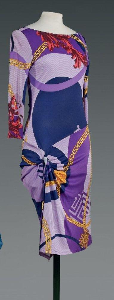 VERSACE Jeans

Robe en jersey polyester imprimé à motif de chaîne sur un imprimé fantaisie à dominante violette, encolure bateau, manches longues, effet de découpes à partir des petites hanches agrémentées d’un drapé. Griffe noire, graphisme blanc, or