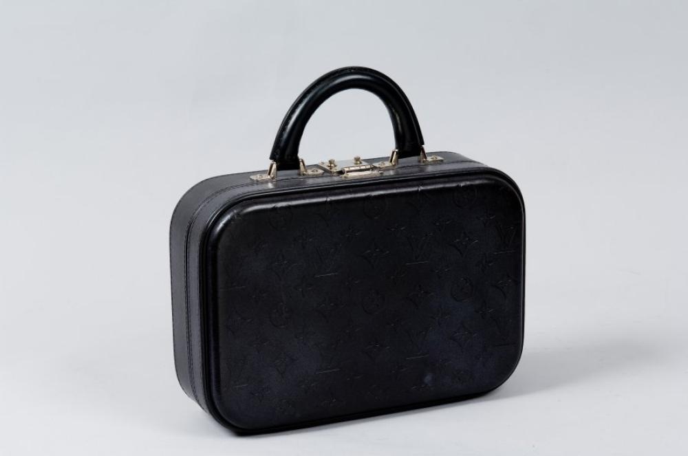 Louis VUITTON

Petite mallette en cuir monogram mat noir, femeture en métal argenté, poignée, deux pochettes intérieures (griffures)