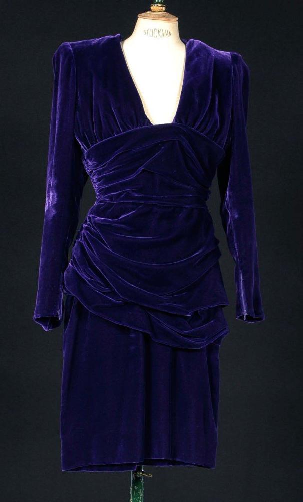GIVENCHY

Haute-couture N°76912, circa 1988-1989 Robe de cocktail en velours de soie violet, décolleté profond en pointe à finition plate, effet de drapé par un panneau soulignant la poitrine jusqu’aux petites hanches, jupe droite, manches longues. Griffe noire, graphisme blanc