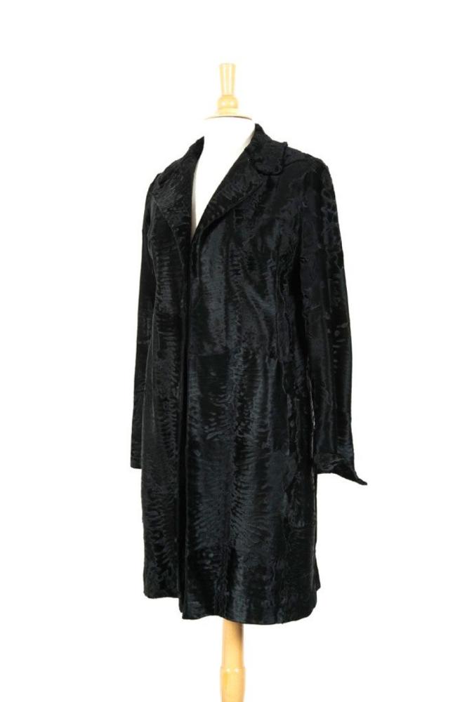 J. MENDEL

Manteau en Breitchwantz noir, col cranté, simple boutonnage, bas des manches à revers ouverts, fente dos