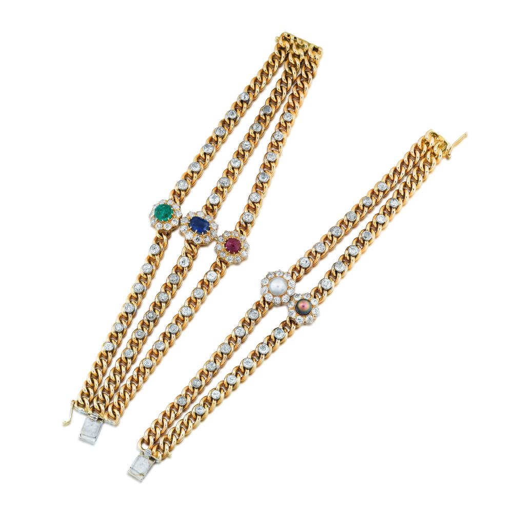 Bracelet perles fines, pierres de couleur et or

Comprenant deux bracelets composés de rangs de maillons gourmettes rehaussés de diamants taille ancienne en serti clos; l’un orné de perles boutons blanche et grise; l’autre serti d’un rubis, d’une émeraude taille cabochon et d’un saphir taille ovale.

-Ancienne collection Carmen Saint

Par descendance aux propriétaires actuels

-Collection privée, Paris

Carmen Saint (Rio, 1917, Paris, 2016), femme du monde brésilienne établie à Paris en 1943. Elle épousa Jorge Lage, puis Daniel Saint. Amie d’Hélène Rochas, de Jacqueline Delubac et de Zozo de Ravenel, elle fut photographiée par André Ostier, notamment lors du célèbre Bal des têtes. Elle est la mère de Betty Catroux.