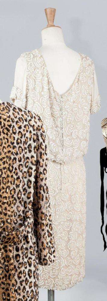 Guy LAROCHE

Haute couture, circa 1960 Robe en crêpe georgette écrue, entierement rebrodée de perles de verre, de fil or, à motif d’arabesques, ras du cou, petites manches, jupe droite, dos faisant faux deux pièces. Griffe blanche, graphisme noir. Petites auréoles et trou à la doublure