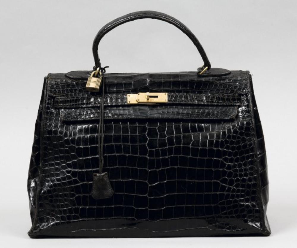 HERMÈS Paris made in France

*Sac «Kelly» 35 cm en crocodile noir, attaches et fermoir plaqué or, clé et cadenas non d’origine. En l’état.