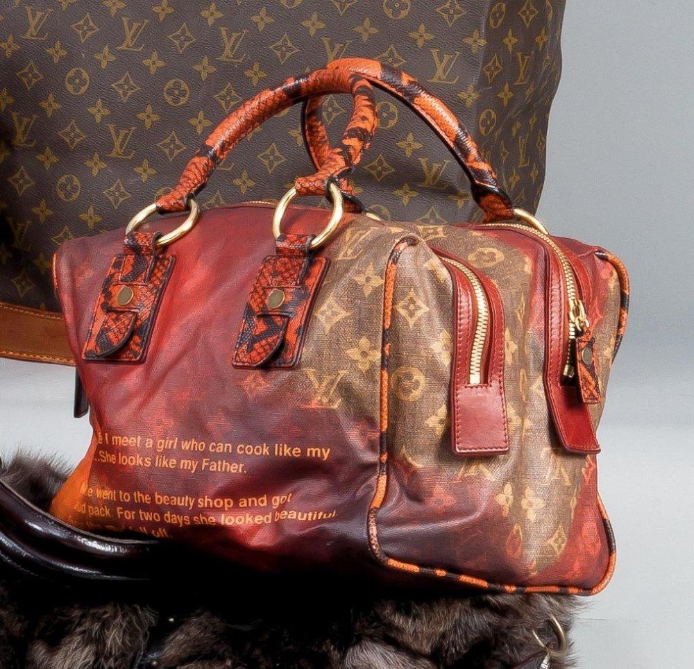 Louis VUITTON par Richard Prince

Sac Mancrazy 29cm en toile monogram d’inspiration de la toile au pochoir en dégradé à dominante chaudron, marron, bordeaux gansé de reptile orange, double compartiment à fermeture éclair, devant orné d’une écriture, attaches et double poignée en reptile