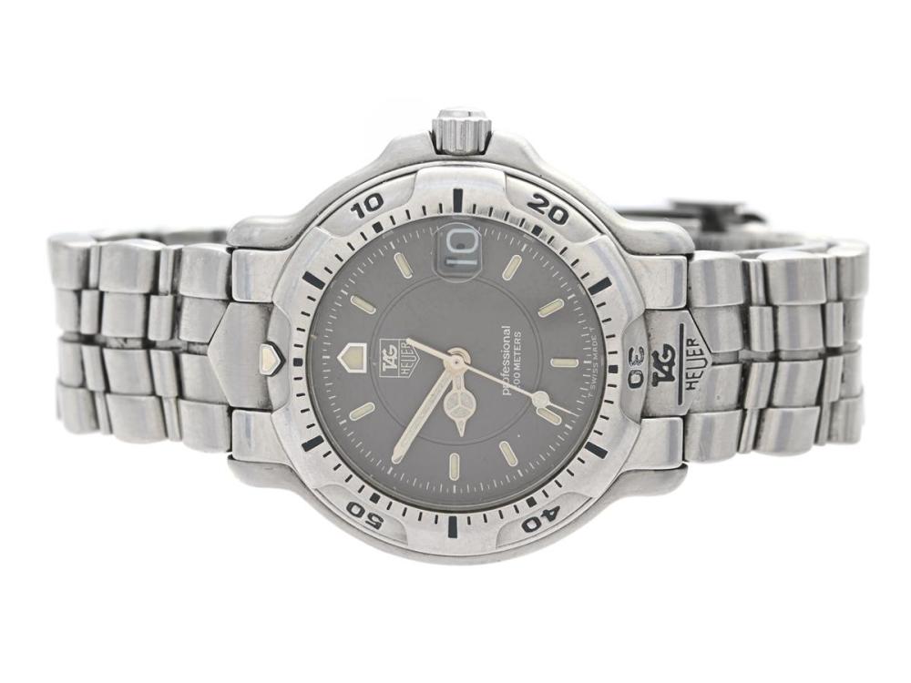 Watches

Tag Heuer

TAG HEUER, 6000, Professional (200 Meters, T Swiss Made T), Serial no. A66413, Case no. WH1212, men´s wristwatch, 35 mm, steel, quartz, sapphire crystal, date, movement not signed, integrated original bracelet, folding clasp, Ref no. 676, approx. 1990.