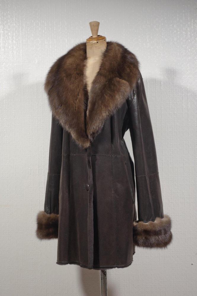 7/8 reversible en envers cuir huilé et Vison…

7/8 reversible en envers cuir huilé et Vison femelle scanbrown éjaré, grand col cranté et bas de manche en Zibeline brune de Russie, simple boutonnage à deux boutons recouverts, ceinture en Vison