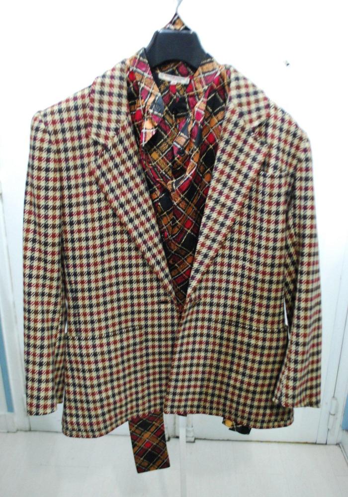 SAINT LAURENT rive gauche

Lot composé d’une veste pied de poule noir, bordeaux, beige en laine, col châle cranté, simple boutonnage à un bouton, deux poches plaquées, manches longues; nous y joignons une blouse en soie à imprimé écossais noir, rouge, ocre, blanc ainsi qu’une jupe en cuir