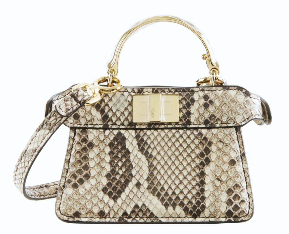 FENDI Sac MICRO PEEKABOO

2023

Python naturel

Intérieur veau

Bandoulière

Garniture en métal doré

Largeur : 12 cm

Hauteur : 8,5 cm

Profondeur : 7 cm

Excellent état

Légères traces d’usage, petits soulèvements d’écailles, certains plastiques encore présents, étiquette encore présente

Dustbag et boîte

L’utilisation commerciale de ce spécimen est libre dans l’UE. Artcurial rappelle que tout acheteur doit vérifier la législation appliquée dans son pays pour ce type de spécimen, avant d’enchérir. Pour une sortie de l’UE, un CITES de ré-export peut être nécessaire, celui-ci étant à la charge du futur acquéreur.