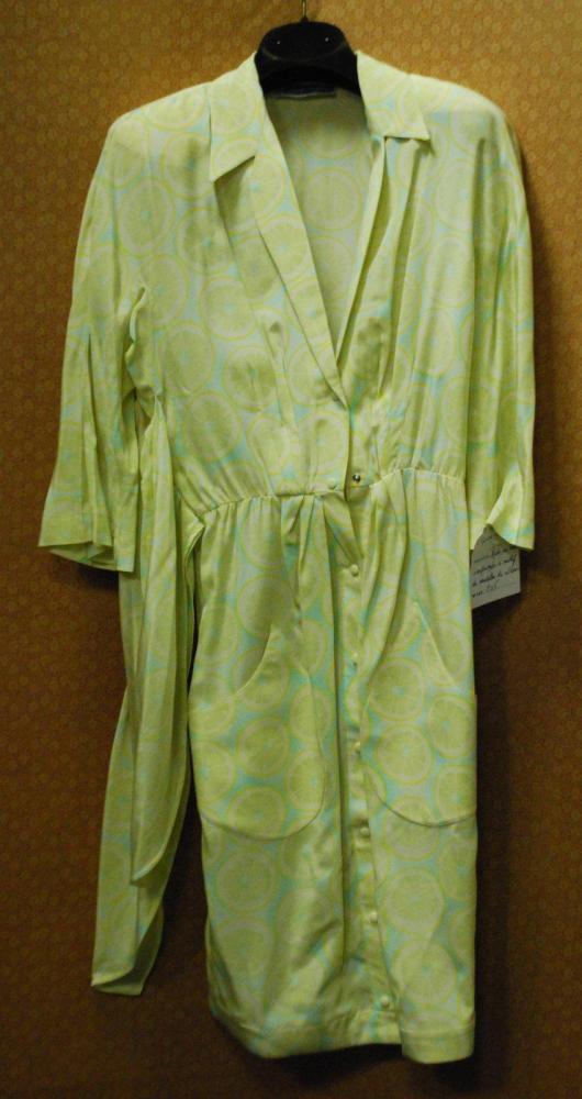 Thierry MUGLER, circa 1990

Robe en soie imprimée à motif de rondelles de citron, col châle cranté sur échancrure, taille soulignée d’une ceinture drapée, jupe droite agrémentée de deux poches, boutonnage pression. Griffe bleue, graphisme argent