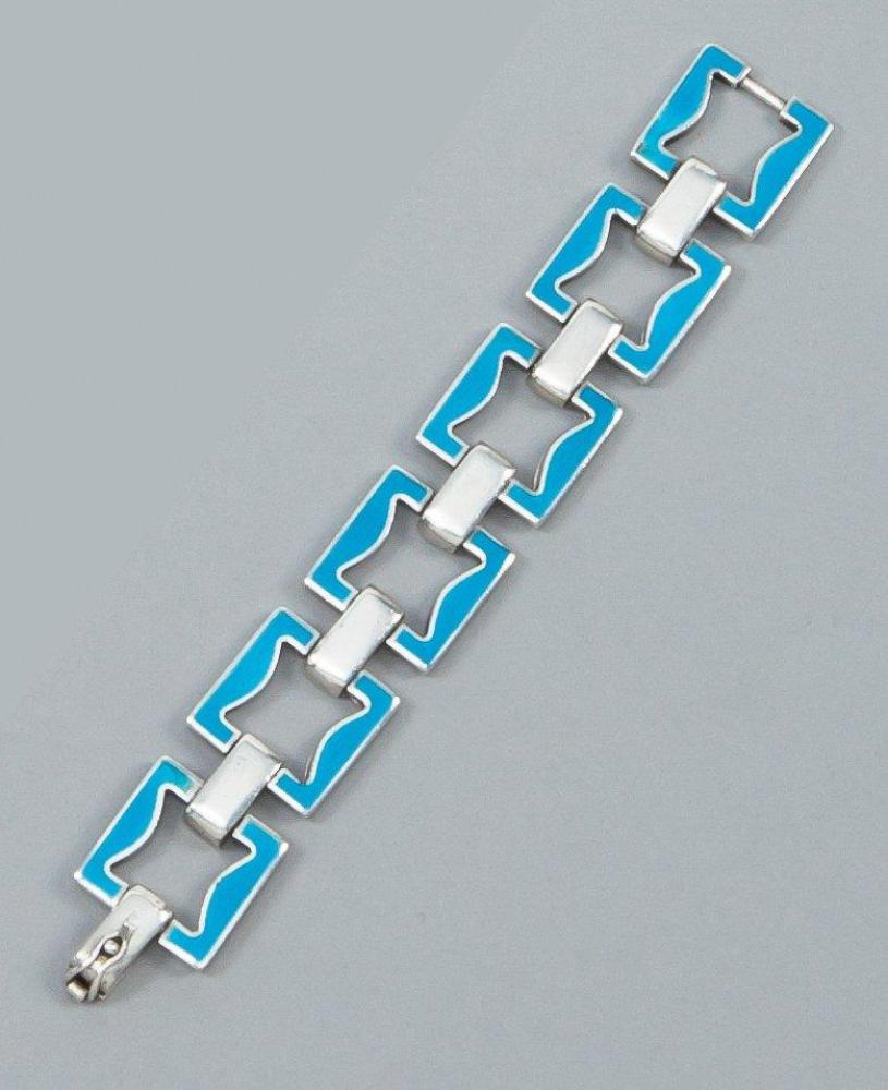 GUCCI

Bracelet articulé en argent formant des carrés émaillés turquoises, chacun retenu par des batônnets. Signé