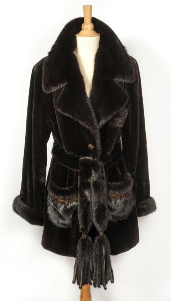 Agnès GERCAULT

7/8ème En Vison dark Saga éjarré, travail pleines peaux, col cranté, poignets, rabat de poche poitrine, poches plaquées et ceinture agrémentées d’un pompon de passementerie rehaussé de franges en Vison longs poils, simple boutonnage à trois boutons en daim rehaussés de passementerie, poches rebrodées de passementerie ton sur ton.