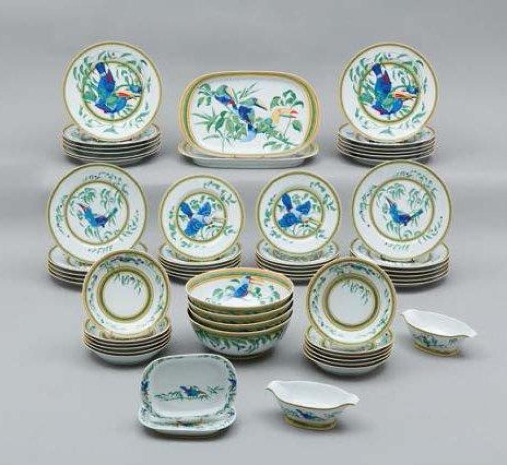 HERMES Paris made in France

Service de table " Toucan" en porcelaine de Limoges composé de douze assiettes américaines, douze assiettes, douze assiettes creuses, douze assiettes à dessert, quatre saladiers, deux grands plats, deux saucières, deux raviers.