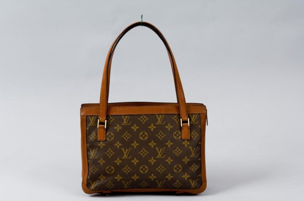 Louis VUITTON

Sac en toile monogram et cuir grené à trois poches, l’une zippée, double poignée, attaches pour magazine