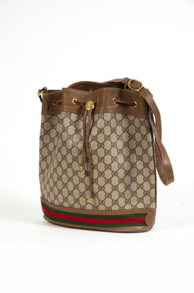 GUCCI

Sac 28cm en toile enduite siglée beige et sanglier taupe, fermeture par un lien coulissant, anse bandoulière réglable. Bon état (légères usures, intérieur en l’état)