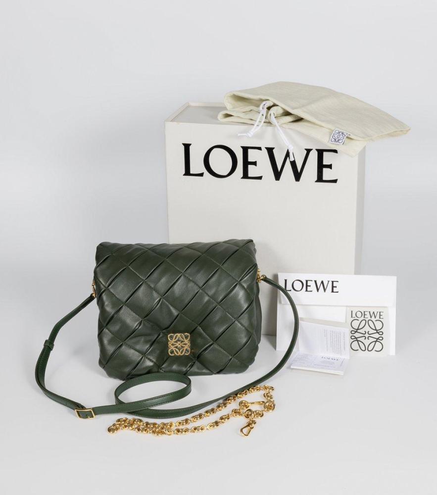 Description

LOEWE
Goya Puffer bag.
In green pleated leather. Distinguished by its soft and elegant silhouette, accentuated by the golden hardware. With metal shoulder strap and adjustable leather shoulder strap. Interior with pockets
Retains original box, dustbag and documentation.
In good condition.
Measurements: 23 x 19 x 12 cm.

The Goya Puffer model is a modern icon of Loewe, recognized for its minimalist and sophisticated aesthetics, a bag that reflects the fusion between innovation and tradition that characterizes the firm founded in Madrid in 1846.

Preserves original box, dustbag and documentation. In good condition.