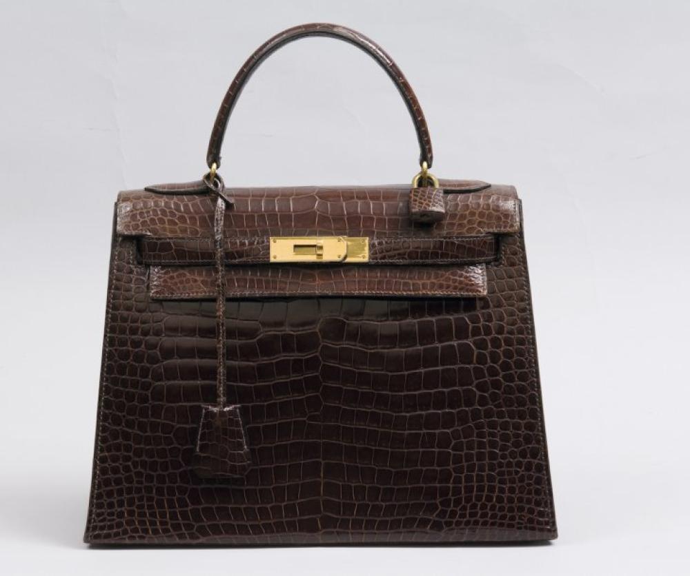 HERMES Paris

*Sac «Kelly» 29 cm en crocodile chocolat, attaches et fermoir plaqué or, poignée, clefs et cadenas. Très bon état.