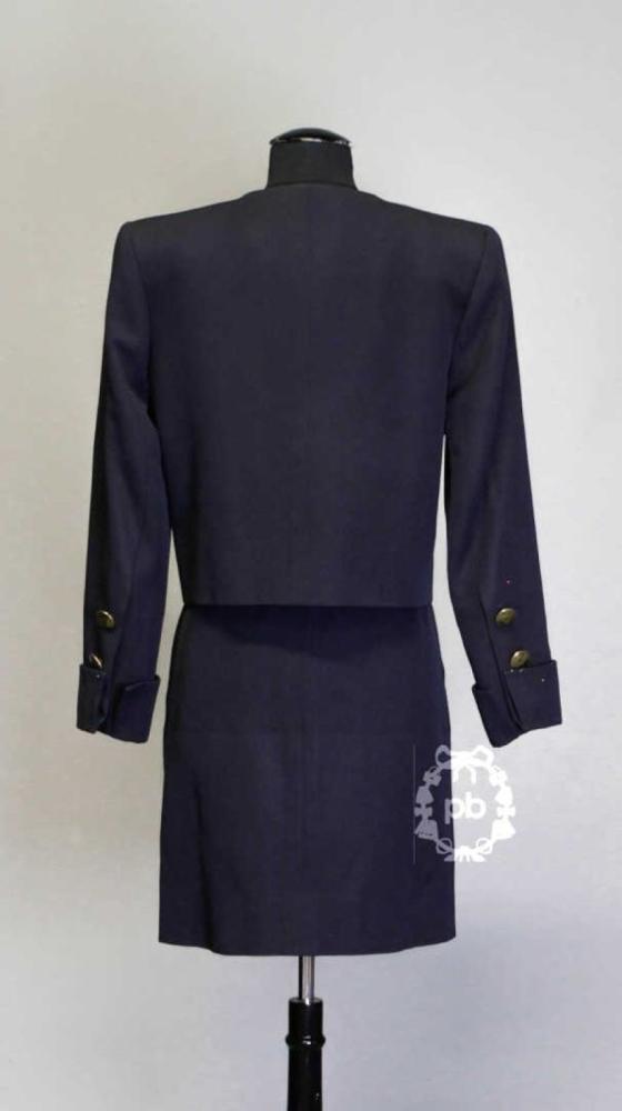 Yves SAINT LAURENT Rive Gauche (1989) TAILLEUR...

Yves SAINT LAURENT Rive Gauche (1989)
 TAILLEUR en crêpe de laine marine, VESTE encolure ronde sur simple boutonnage en métal doré martelé, rappel sur les poignets à revers, deux poches verticales, JUPE droite (T34)
