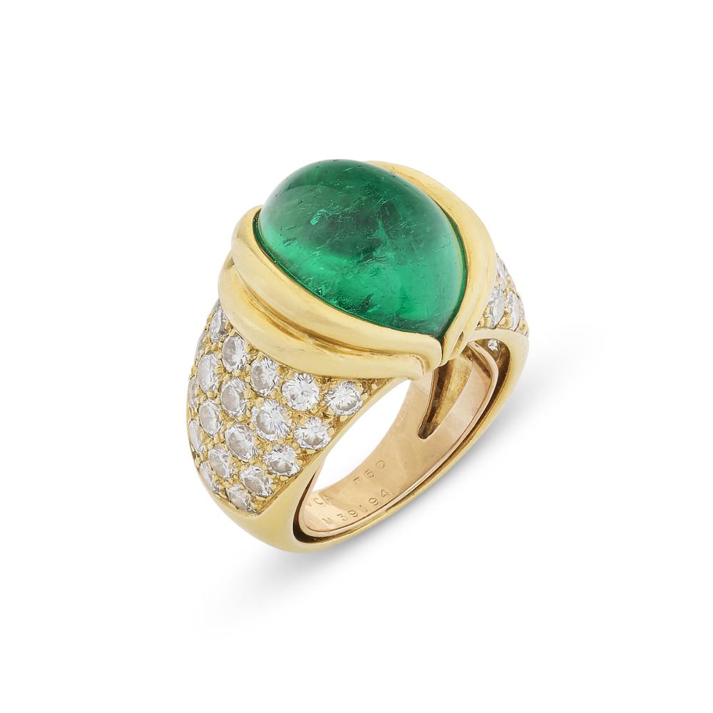 VAN CLEEF & ARPELS BAGUE ÉMERAUDE ET DIAMANTS

Oval cabochon emerald of 9.69 carats, round diamonds, French assay marks for 18K yellow gold (750‰), French marker’s mark (Lasbleiz Fournier Vitiello), signed VCA, numbered, circa 1970 
Gübelin, 2026, report n°26050052: 9.69 carats, Colombia, minor oil 
Diamonds: for an approximate total weight of 1.80 - 1.90 carats 
Size/Dimensions: EU ring size 49 / US ring size 4¾ (U-shaped ring sizer) 
Gross weight: 14.39 grams