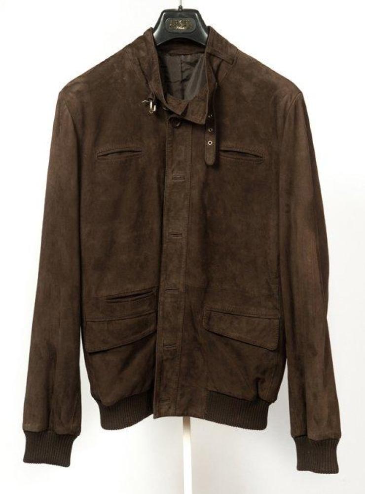 JEKEL

Blouson Homme en daim marron, petit col, pattes de serrage, simple boutonnage à six boutons, deux poches poitrine et deux poches à rabats, bords côtes, pli creux milieu dos. T.50.